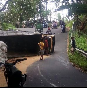 Kondisi truk pasca kecelakaan di Semarang hari ini