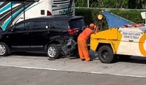 Insiden kecelakaan di Semarang hari ini akibatkan dua kendaraan rusak parah