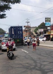 Kecelakaan di Pudak Payung sebabkan kemacetan panjang