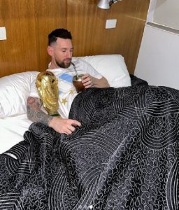 Leo Messi meminum segelas air sambil tertidur dengan tropi