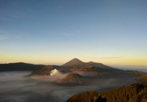 Gunung yang paling angker di Indonesia