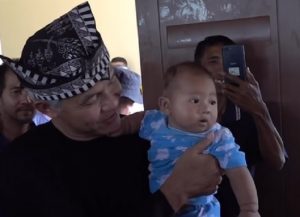 Ganjar Pranowo gendong bayi Sambo