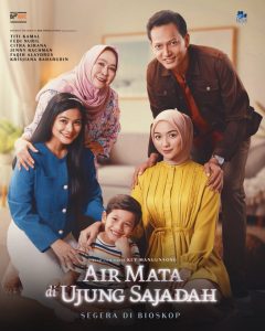 Poster film 'Air Mata di Ujung Sajadah'.