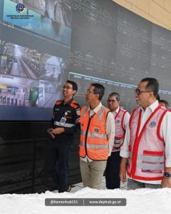 Menteri Perhubungan bersama Penjabat (PJ) Gubernur DKI Jakarta melakukan inspeksi ke proyek pembangunan LRT Jabodebek