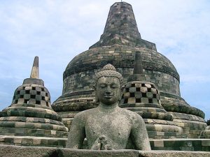 5 Destinasi Wisata Indonesia yang Sudah Mendunia, salah satu nya adalah warisan dunia UNESCO Candi Borobudur.