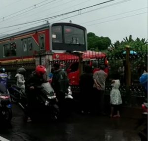 KRL Relasi Bogor-Jakarta Tabrak Angkot di Dekat Pintu Perlintasan Rawa Indah, Depok