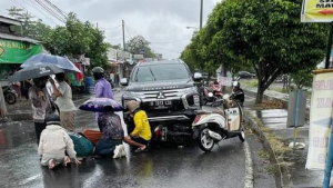 Kecelakaan tunggal di Pringgolayan Yogyakarta, pengendara motor masuk kedalam kolong mobil.