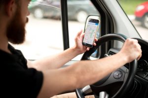 Aksi kurang senonoh yang dilakukan oleh seorang driver online kepada pelanggannya, pengguna taksi atau ojek online perlu waspada dalam menggunakan aplikasi layanan ojek online.
